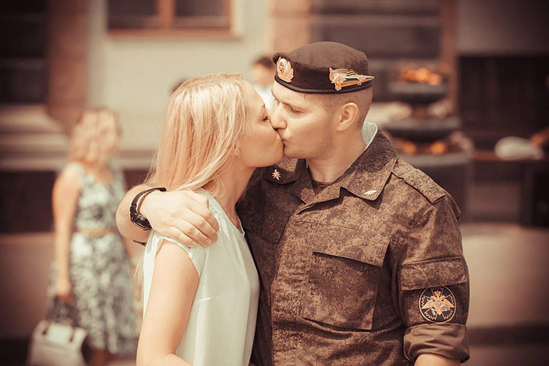 Жена в военной форме. Девушка солдат. Парень и девушка в военной форме.