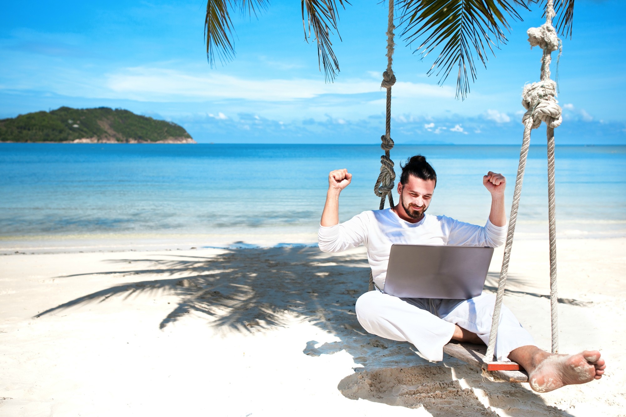 Бывший муж отдыхает. Бизнесмен на пляже с ноутбуком. Бизнесмен на отдыхе. Люди отдыхают на пляже. Люди на отдыхе.