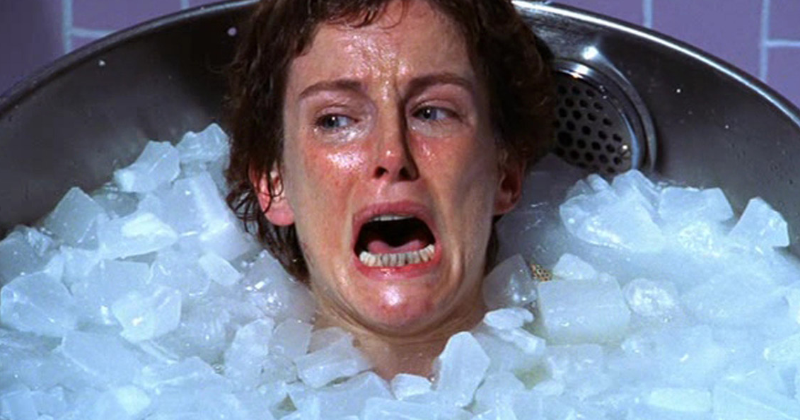 Холодная вода для мужчин. Доктор Хаус в ванне. Холодная ванна. Человек в ванне со льдом. Лежит в ванне со льдом.